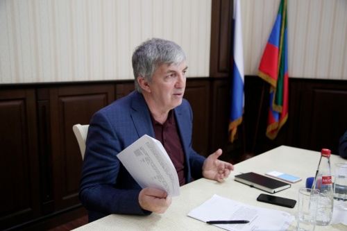 Хизри Абакаров встретился с предпринимателями, арендующими площади в торговых центрах и рынках