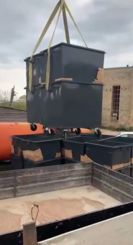 В Дербент поступили очередные 50 новых контейнеров для сбора ТКО