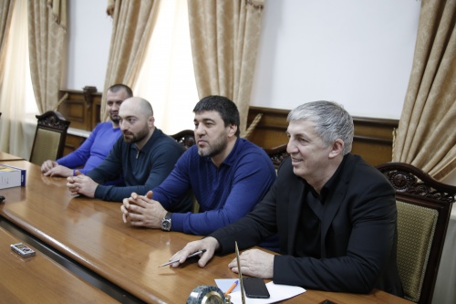 Хизри Абакаров встретился с представителями бизнеса, предлагающими интересные идеи по стратегии развития города