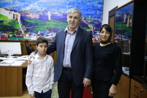 Маленький Амир - достойный пример для подражания 