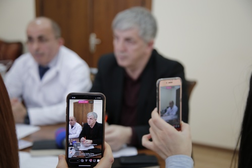 ﻿Хизри Абакаров вместе с главврачом Дербентской ЦГБ ответили на вопросы горожан в прямом эфире