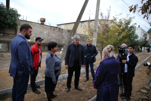 Хизри Абакаров проинспектировал территорию СОШ №21 и двор улицы С. Габиева