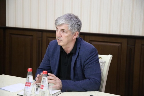 Хизри Абакаров провел расширенное совещание с сотрудниками администрации