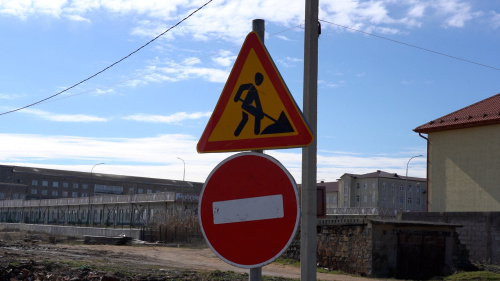 Обращаем внимание водителей на установленные дорожные знаки и объезд по ул. Шеболдаева