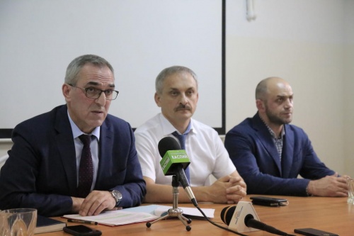Персоналу Дербентской ЦГБ представили нового главного врача
