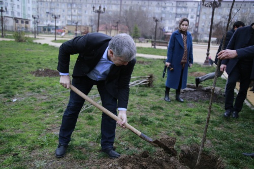 В парке имени Нажмутдина Самурского состоялась акция «Зеленые километры»