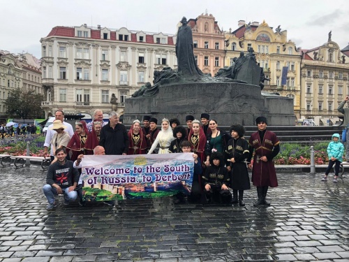 Детский хореографический ансамбль «Гюнеш» выступил на главной площади Праги