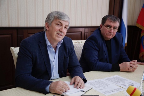 Хизри Абакаров встретился с депутатами городского Собрания и активными жителями города для обсуждения места строительства здания Азербайджанского театра 