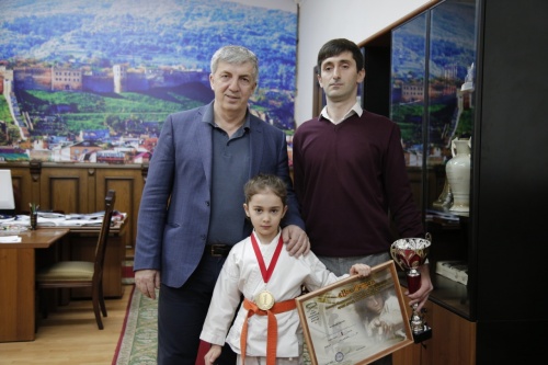 Маленькой спортсменке вручена почетная грамота администрации города 
