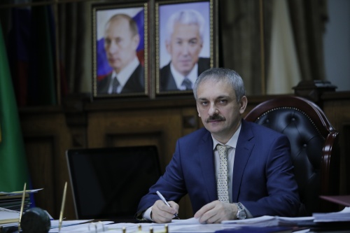 Поздравление врио главы ГО "город Дербент" Энрика Муслимова с Днем учителя