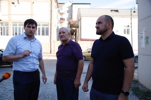 Арсен Шерифов проинспектировал многоквартирный дом, 4 по ул. Гейдара Алиева