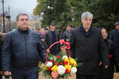 Хизри Абакаров возложил цветы к памятнику Шамсуллы Алиева