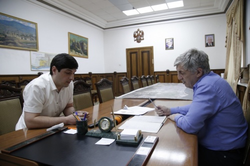 Глава Дербента Хизри Абакаров обсудил списки очередников на земельные участки 