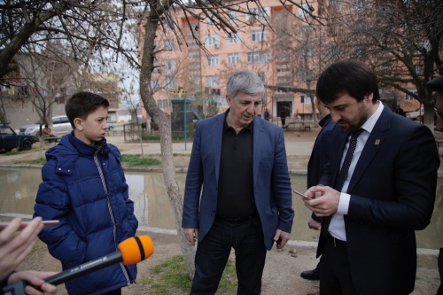 Хизри Абакаров побывал во дворе дома №33 по улице Х. Тагиева