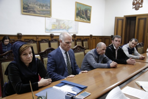 Мэр Дербента Хизри Абакаров встретился с руководством дагестанской организацией Всероссийского общества слепых.