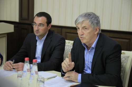 Хизри Абакаров провел аппаратное совещание