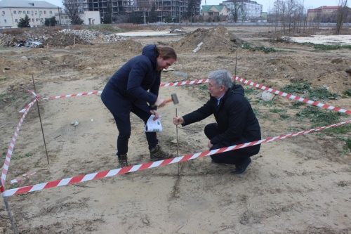 Мэр Дербента Хизри Абакаров и специалист по проектированию фонтанов Сбербанка России Джон Калвин (Джей Кей) установили метку в центре будущего фонтана